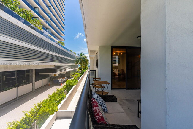 Foto del edificio - 5845 Collins Ave