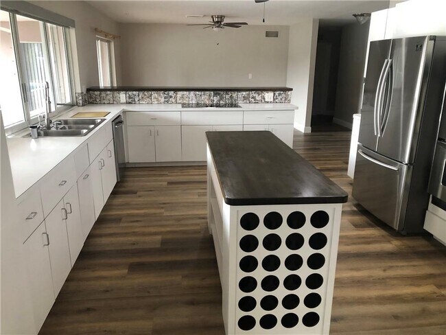 Building Photo - 8560 N Lake Dasha Dr