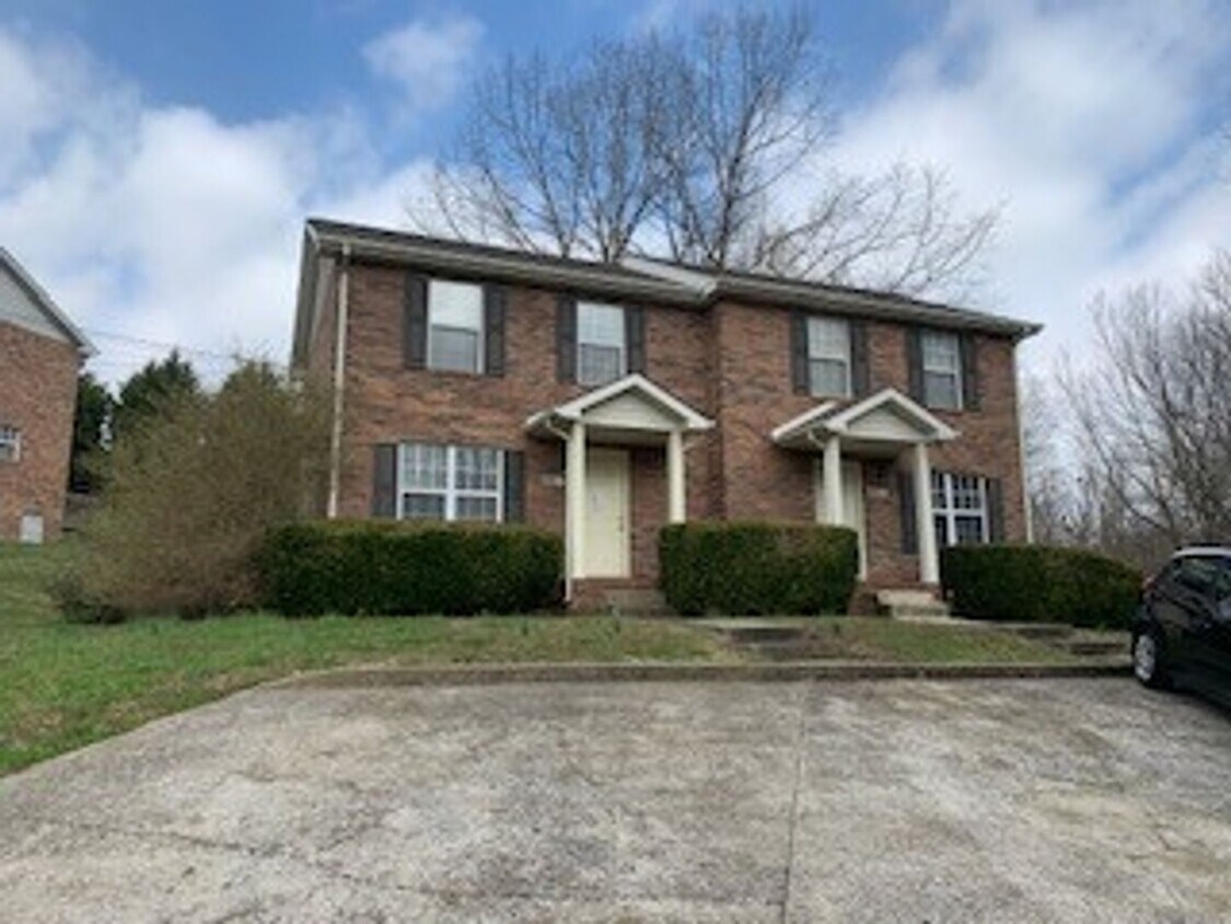 820 Hidden Spring Dr Unit B, Clarksville, TN 37042 Room for Rent in