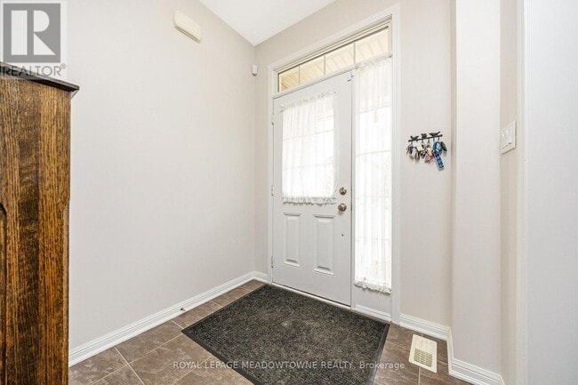 Photo du bâtiment - 319 Silver Ct