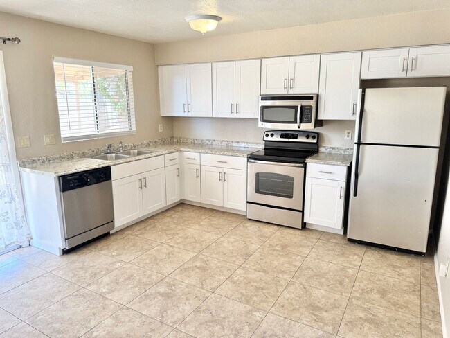 Building Photo - 3 Bedroom / 2 Bath Single Level Home in Ph...