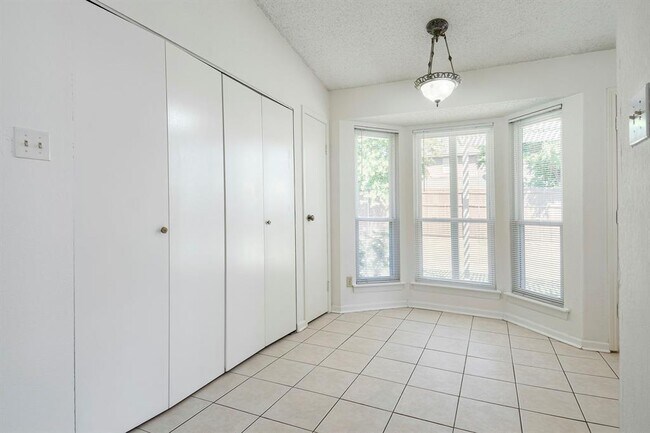 Foto del edificio - 403 Rosemary Ln