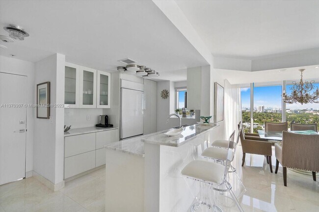Building Photo - 10275 Collins Ave