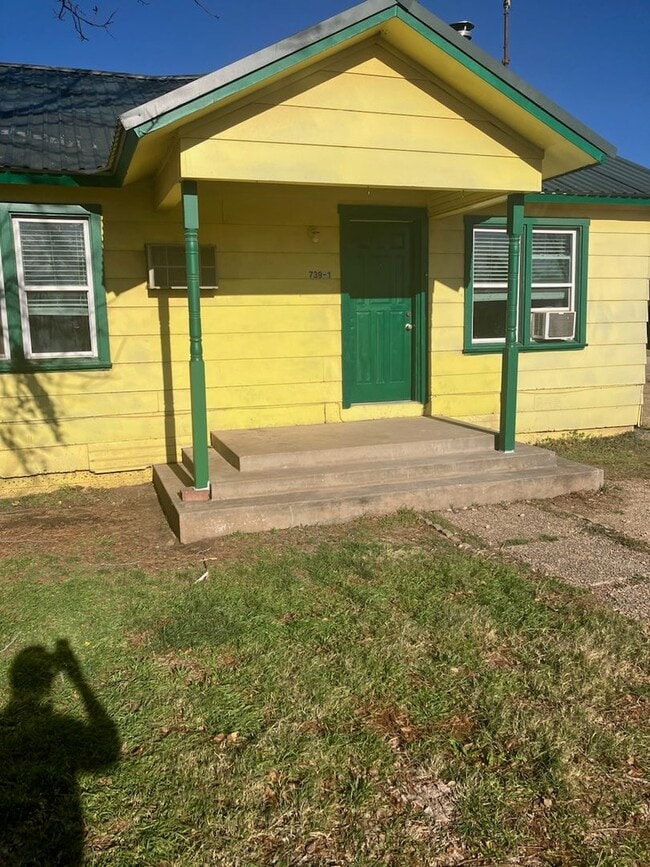Building Photo - 739 Iberis Rd S