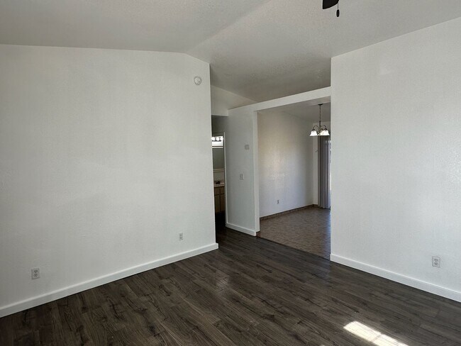 Building Photo - 975 N Milner St