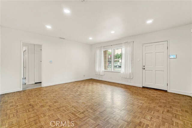 Foto del edificio - 6318 Nagle Ave