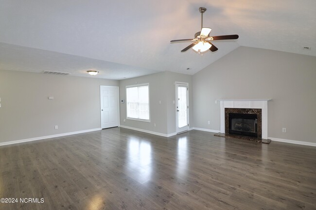 Building Photo - 162 Huntington Dr