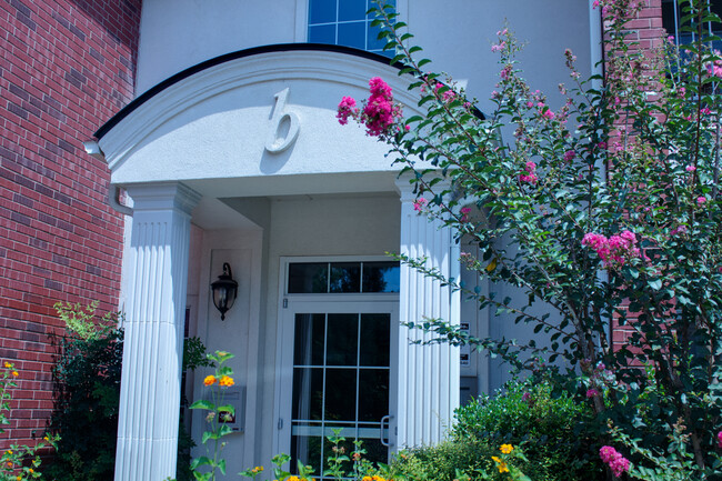Foto del edificio - 1701 Edgewood Dr