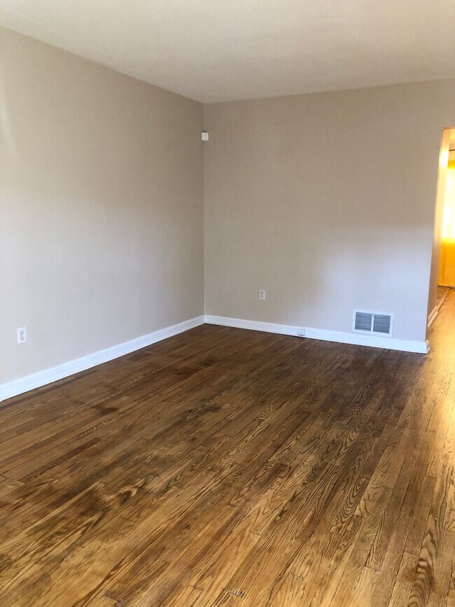 Building Photo - Welcome to 807 E 28th St!