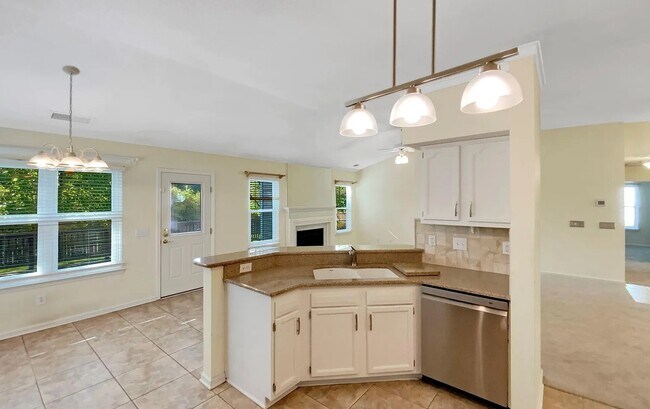 Foto del edificio - 4656 Chaucer Pl NW