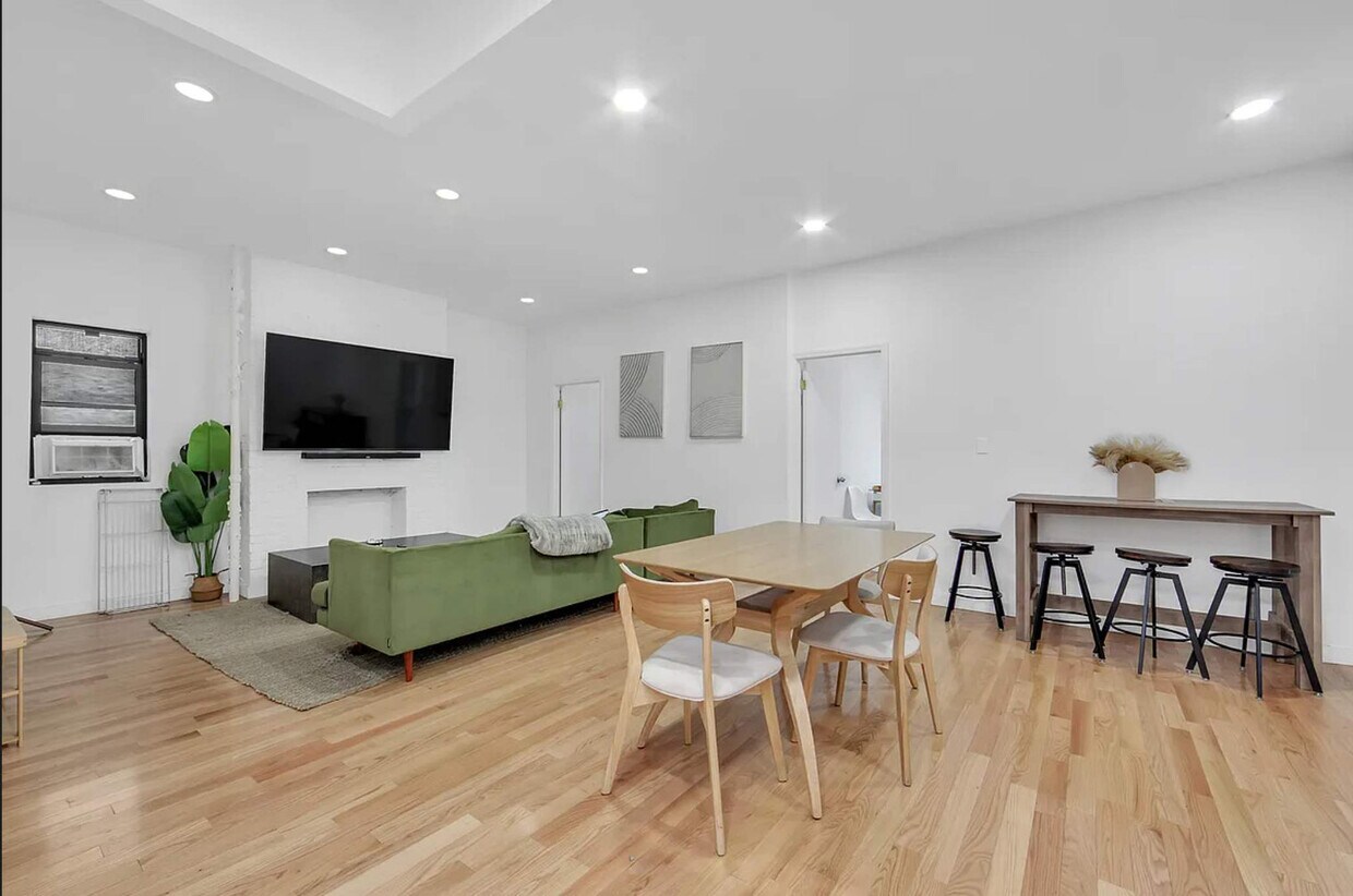 Foto principal - 51 E Houston St