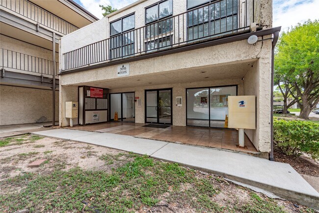 Foto del edificio - 3005 Walnut Bend Ln