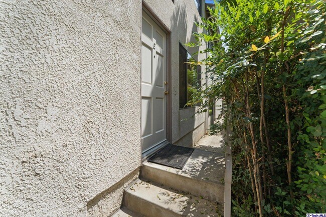 Foto del edificio - 731 E Cypress Ave