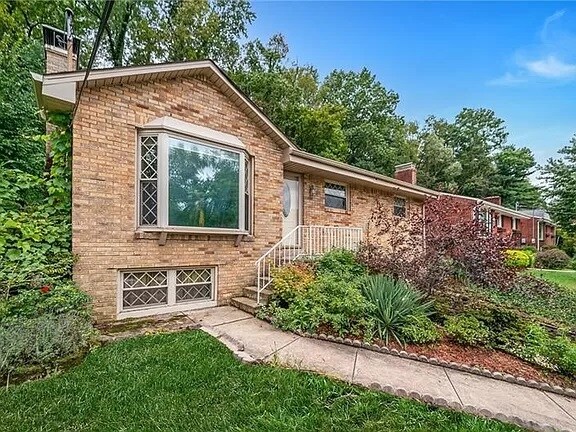 Outside - 286 Roycroft Ave
