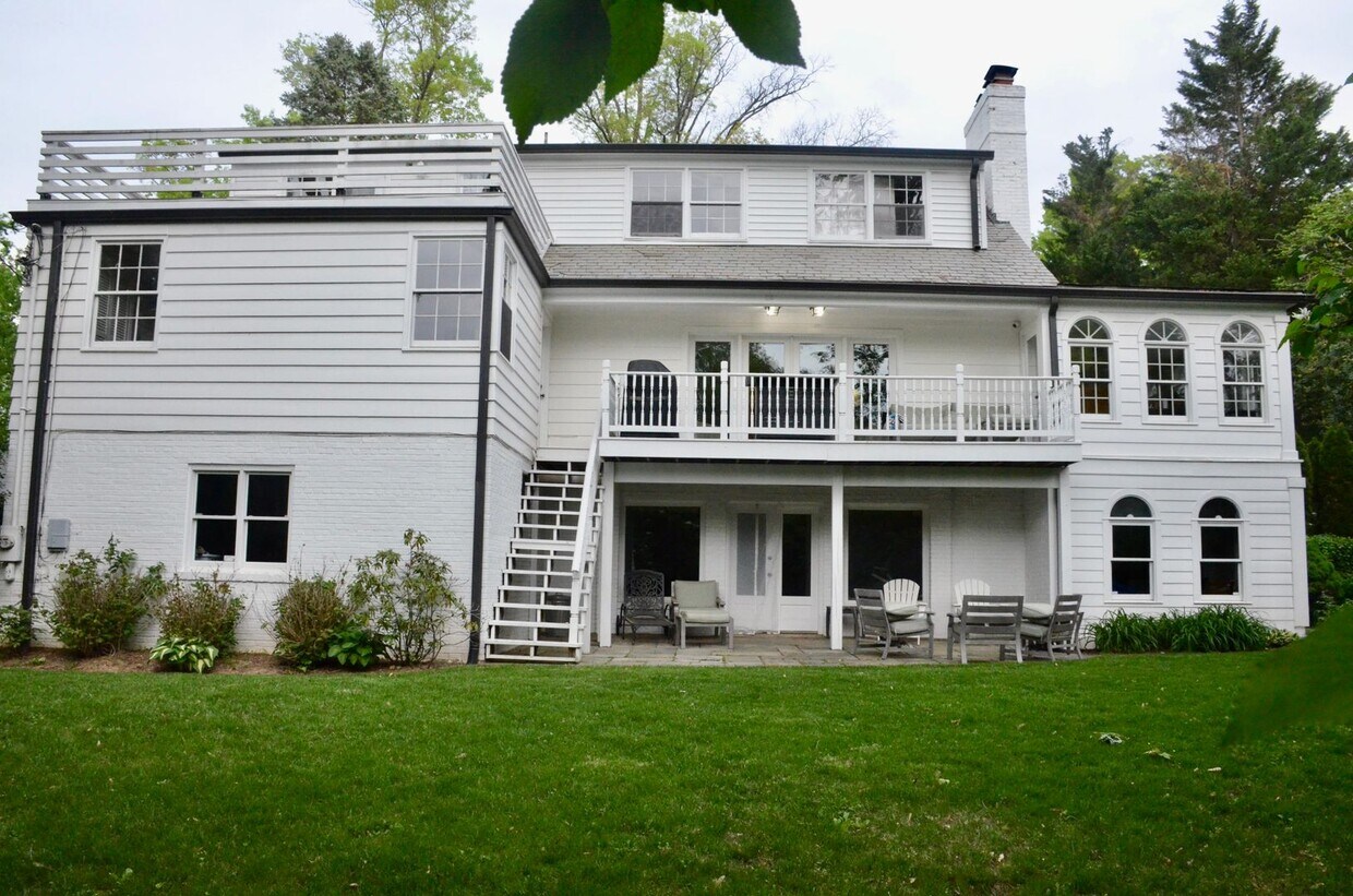 Foto principal - 5100 Upton St NW