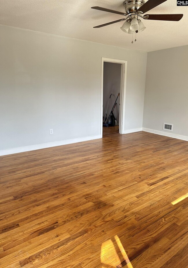 Foto del edificio - 5443 Oakcrest Rd