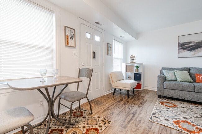 1BR, 1BA - 485SF - Dining Room - Anchor Court