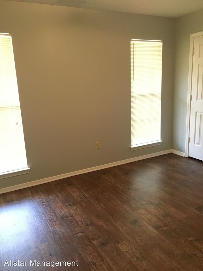Building Photo - 10165 Oak Leaf Dr