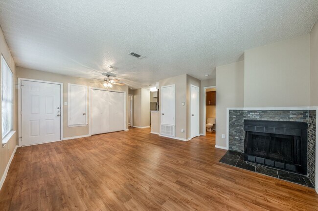 Foto del edificio - 6511 Melrose Trail