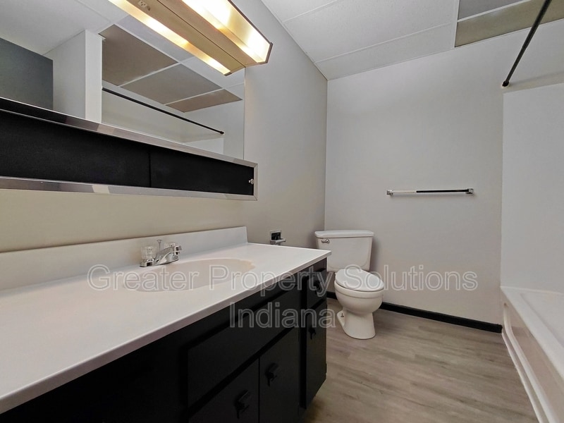 Building Photo - 416 E Commercial Ave