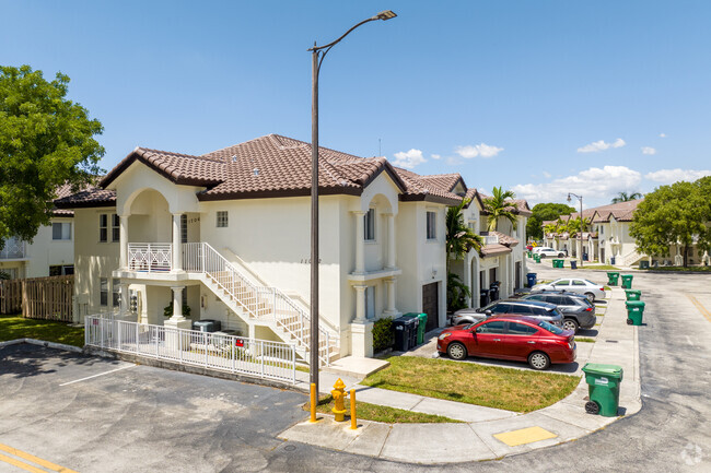 Building Photo - Ibis Villas at Doral