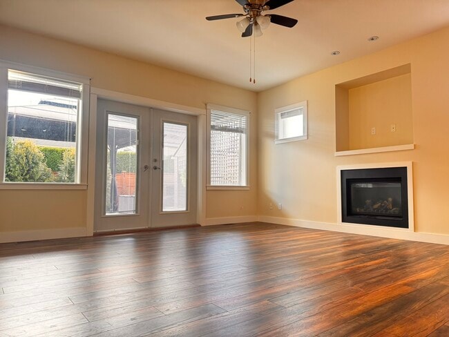 Building Photo - 3647 Vermont Pl