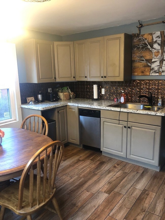 kitchen/dining 2 - 563 Newtown Rd