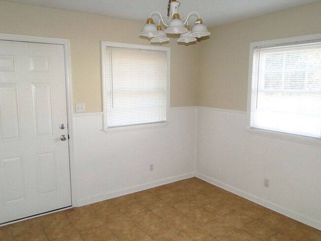Building Photo - Nice 3 Bed, 1 Bath Home with Covered Front...