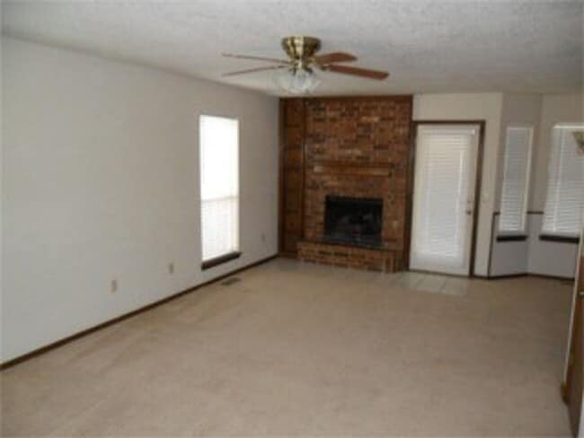 Building Photo - Great Family Home, Great Neighborhood