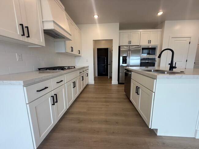 Building Photo - Mapleton TownHome