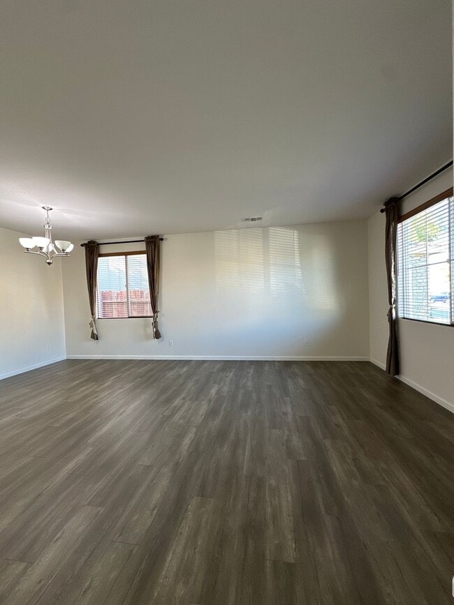 Building Photo - Cozy and Spacious Home in Elk Grove