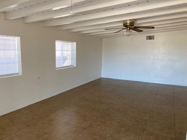Building Photo - 3 bedroom, 2 ba house w/  view Encanto are...