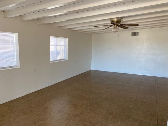 Building Photo - 3 bedroom house with breezy backyard and v...
