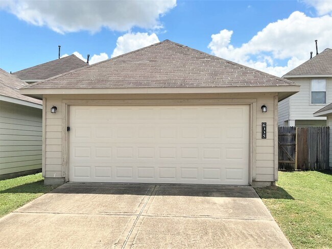 Building Photo - 6335 Mountain Pines Ln