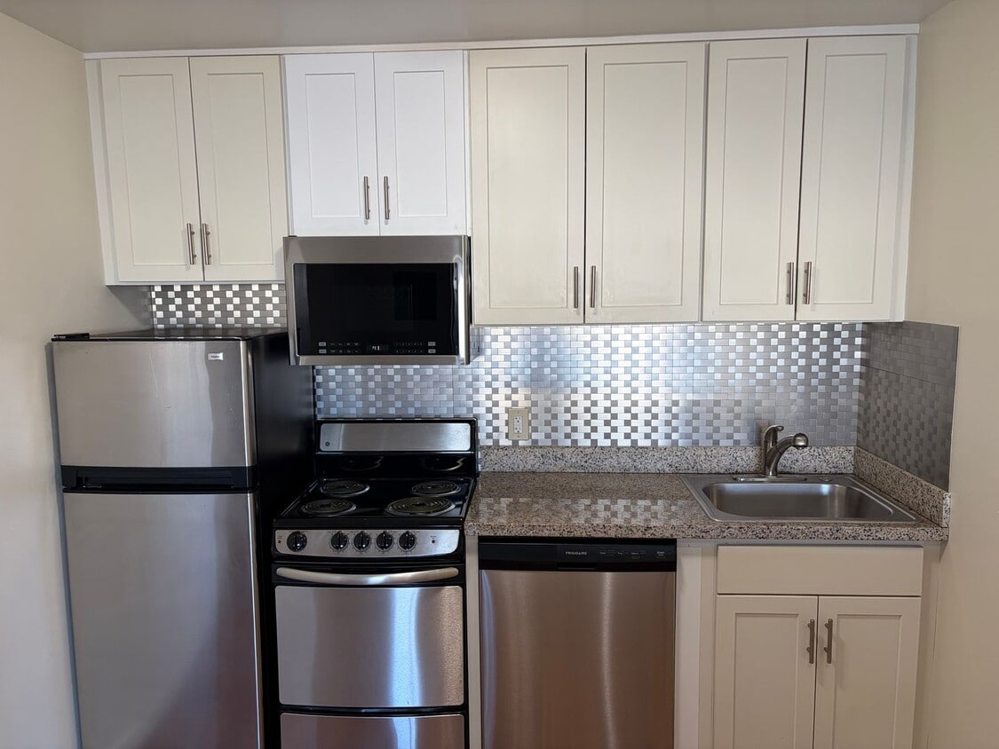 Primary Photo - Remodeled Studio in the Haight. Elevator B...