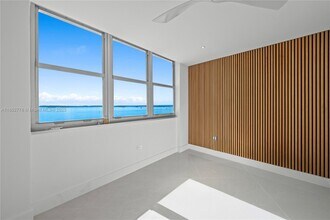 Building Photo - 999 Brickell Bay Dr