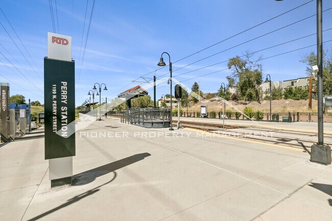 Building Photo - Fantastic Townhome with Rooftop Balcony an...
