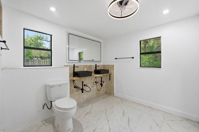Building Photo - 2529 Rainbow Dr