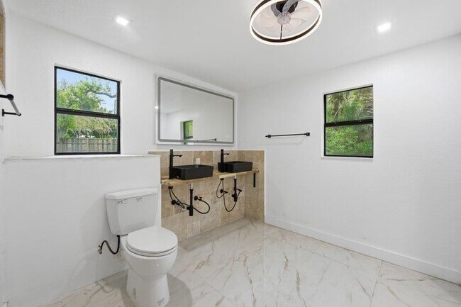 Foto del edificio - 2529 Rainbow Dr