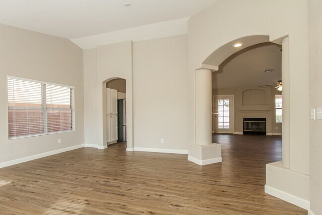 Foto del edificio - 824 E Rose Marie Ln