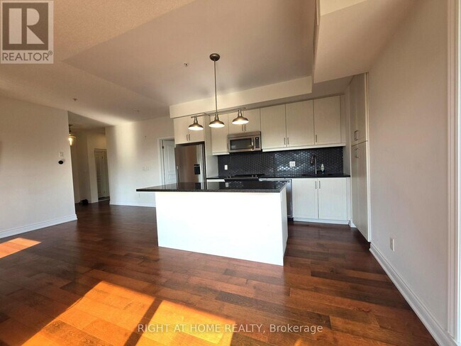 Building Photo - 3170 Erin Mills Pkwy