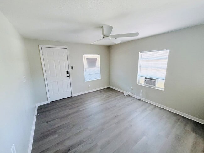 Building Photo - "Cozy 1-Bedroom Retreat in Haines City – Modern Comfort in 432 Sq Ft!"