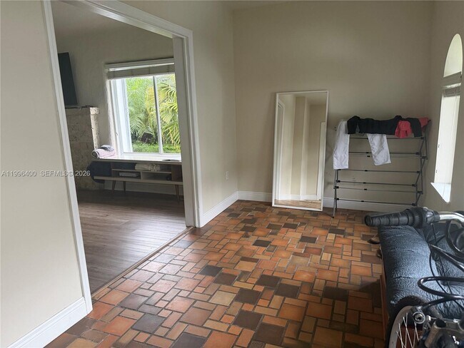 Foto del edificio - 5116 SW 57th Ave