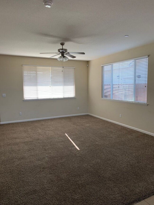 Building Photo - 3 Bedroom 2 Bath