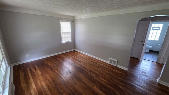 Foto del edificio - "4-Bed Home in Maple Heights!"