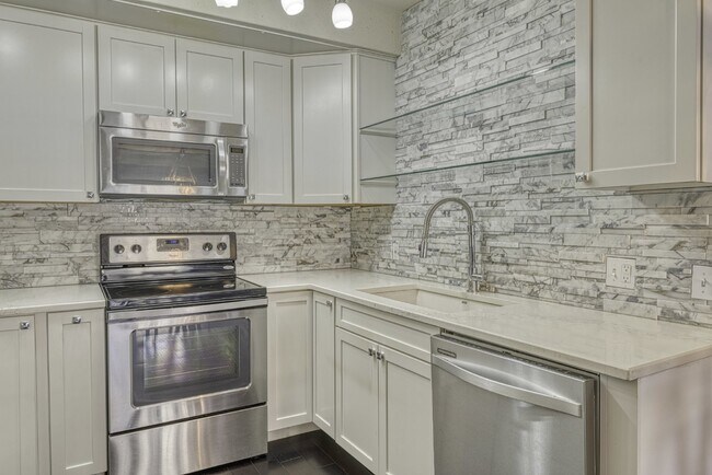 Foto del edificio - Luxurious 2 Bed, 2 Bath Condo with Stunning Views in Governor's Park!