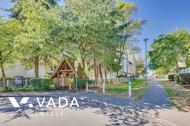 Photo du bâtiment - Tudor Grove 1 Bedroom Apartment For Rent 1...