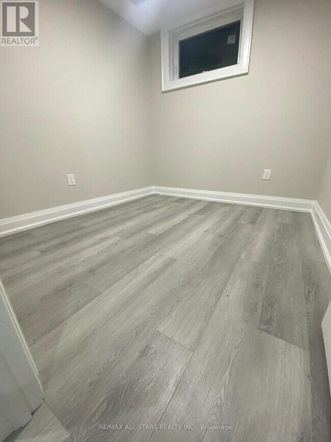 Photo du bâtiment - 519A Warden Ave.