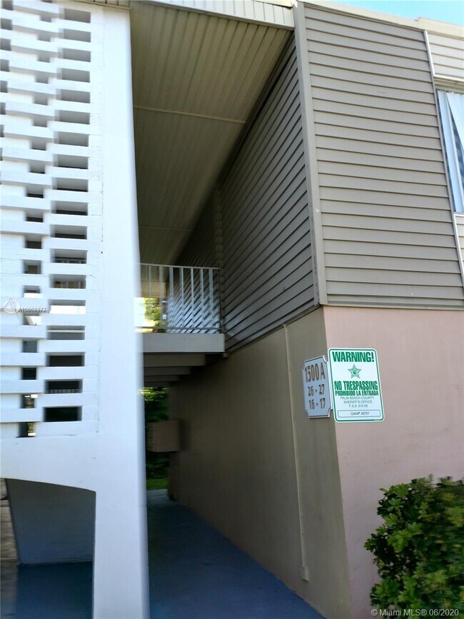 Building Photo - 1500 Crescent Cir