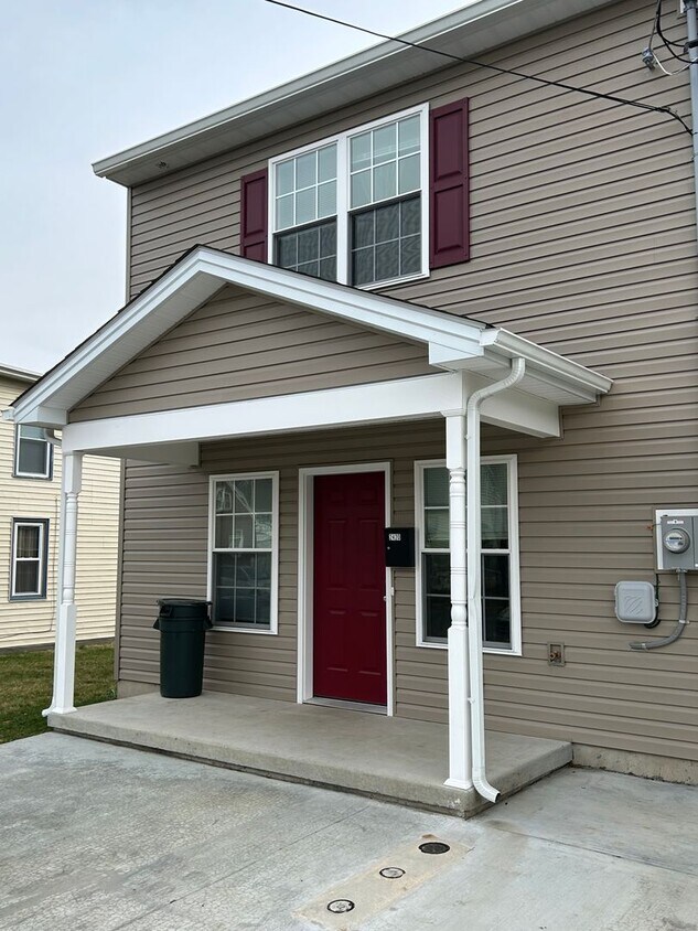 Foto principal - Like new 3 bedroom 2.5 bath townhouse
